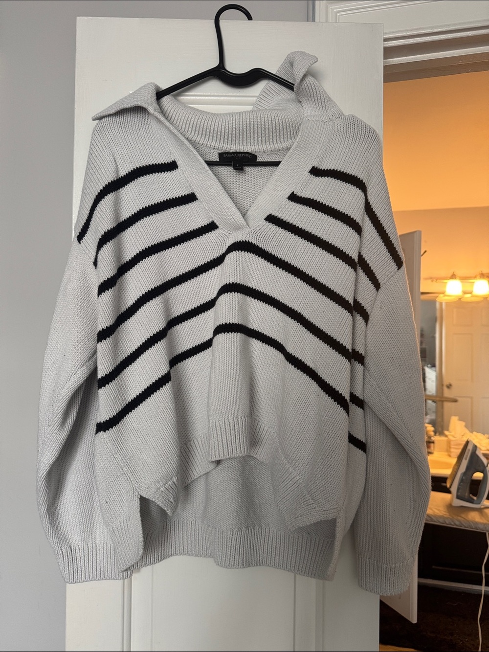 Banana Republic White V-Neck Striped Pullover Sweater